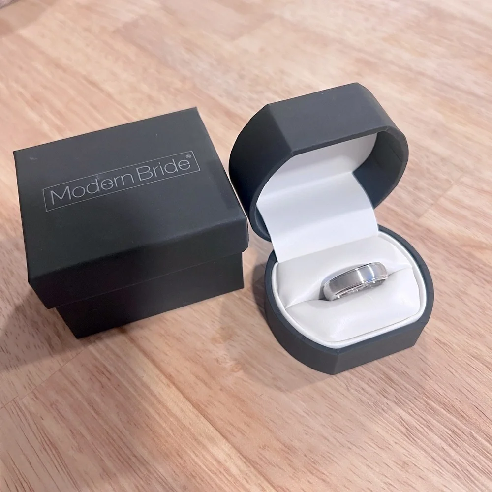 Men’s Wedding Band Silver Tungsten NEW in box size 8.5